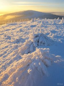 Exponierte Mittelgebirgsgipfel mit extremen Windgeschwindigkeiten