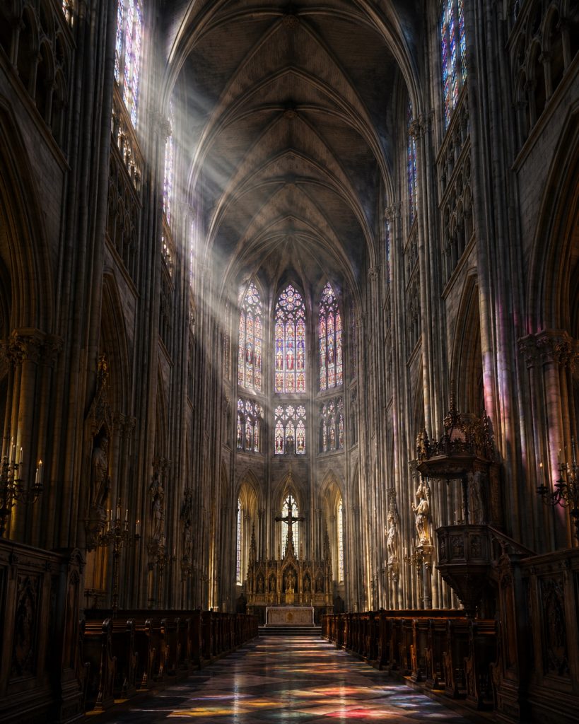 Innenansicht einer gotischen Kathedrale - Gegründet auf Fels